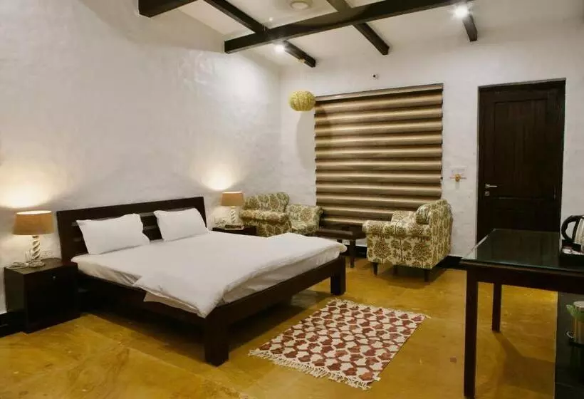 Lomakeskus Camp Tigerlily   Dudhwa