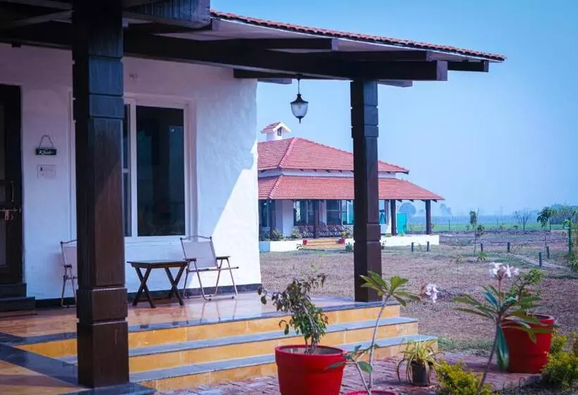 Lomakeskus Camp Tigerlily   Dudhwa