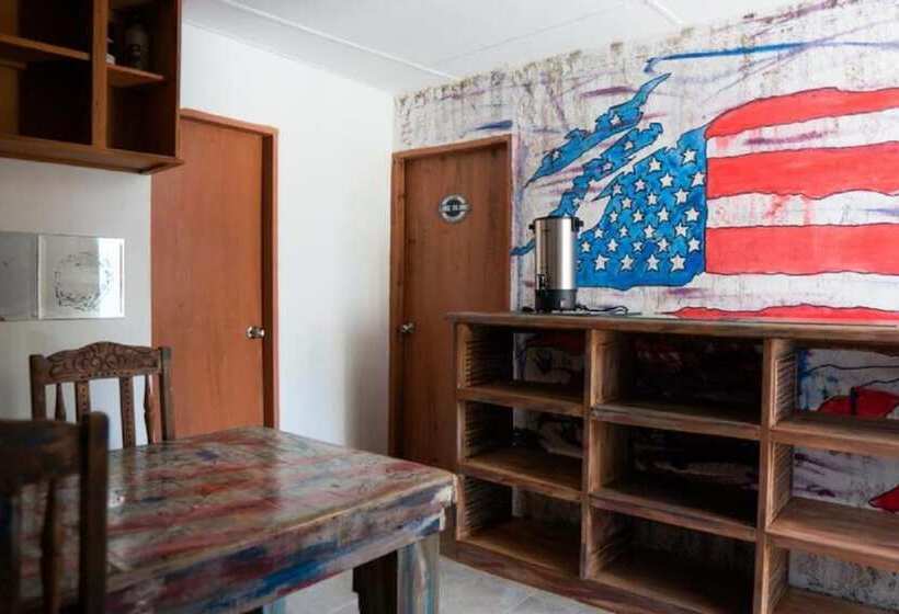 호텔 The American Corner Hostel & Gastro Bar