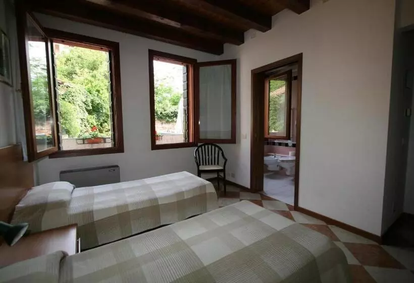 ペンション Cornarorooms