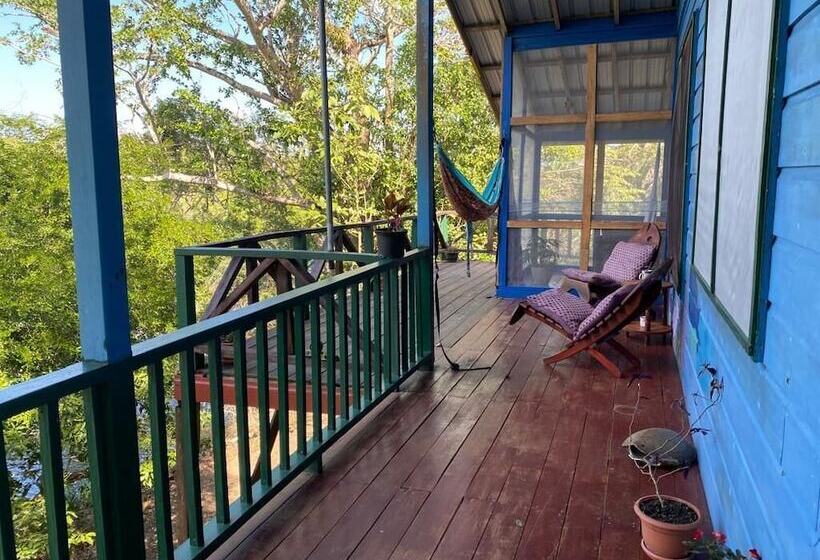 ペンション Howler House