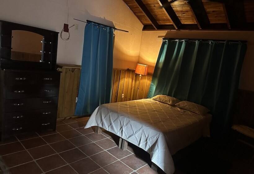 ペンション Howler House