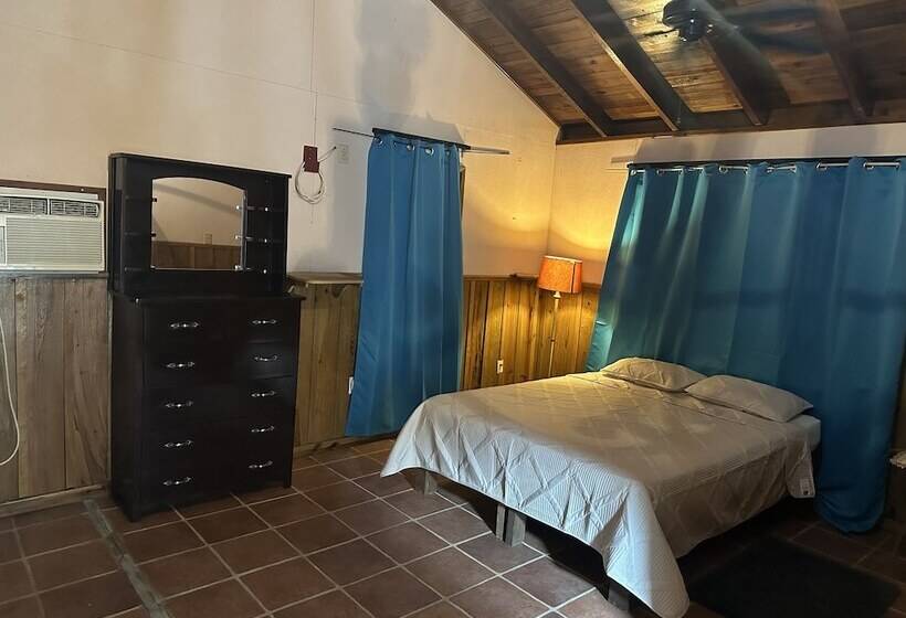 ペンション Howler House