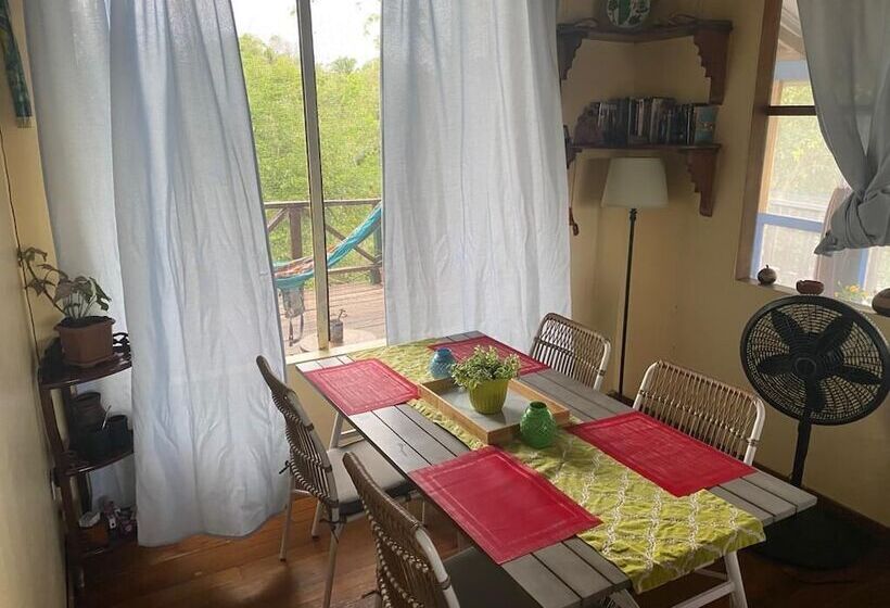 ペンション Howler House