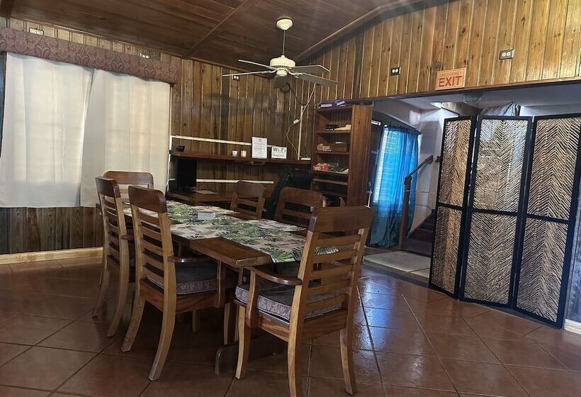 ペンション Howler House