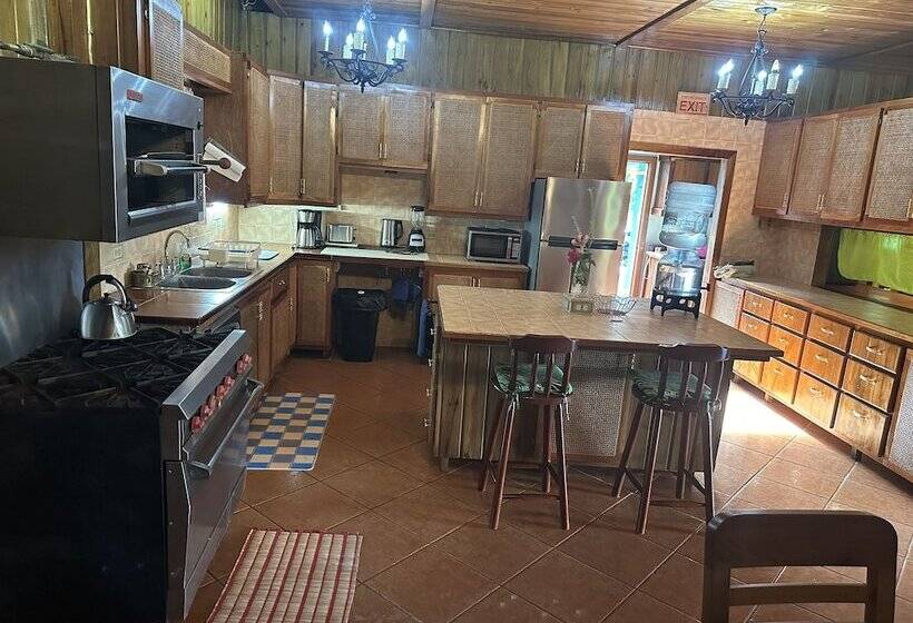 ペンション Howler House