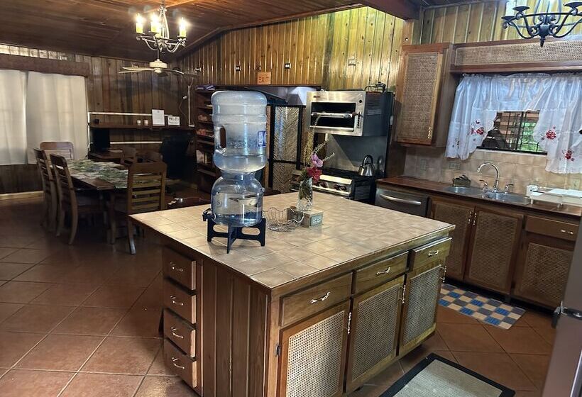 ペンション Howler House