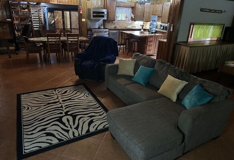 ペンション Howler House