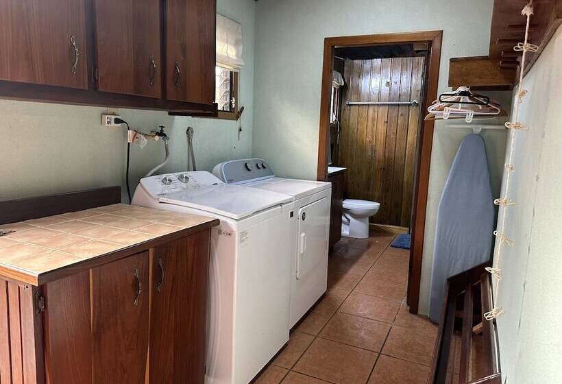 ペンション Howler House