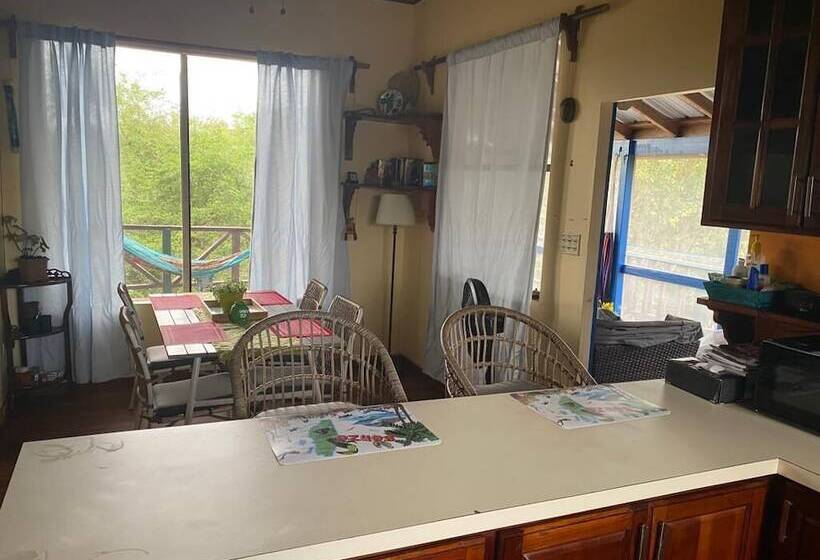 ペンション Howler House