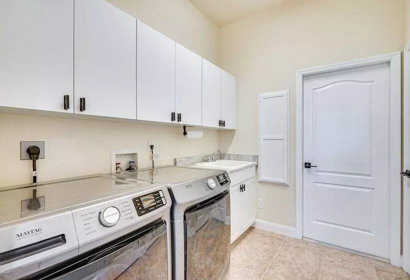 Canal Front Home In Sw Cape Coral W/ Private Pool