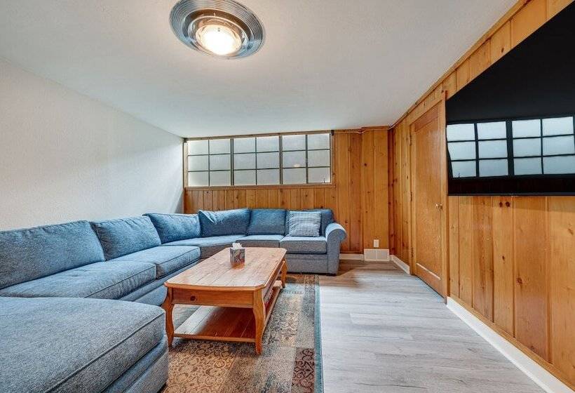 Cozy Nampa Escape W/ Fireplace + Smart Tv!