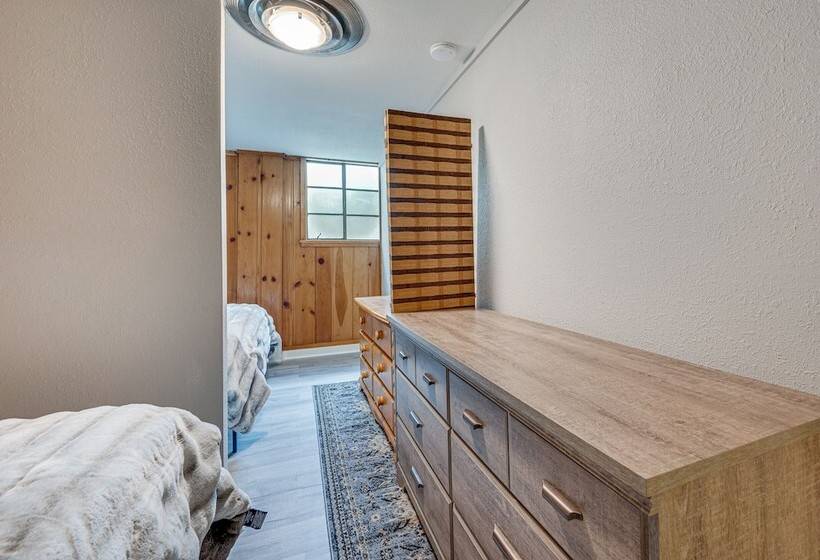 Cozy Nampa Escape W/ Fireplace + Smart Tv!