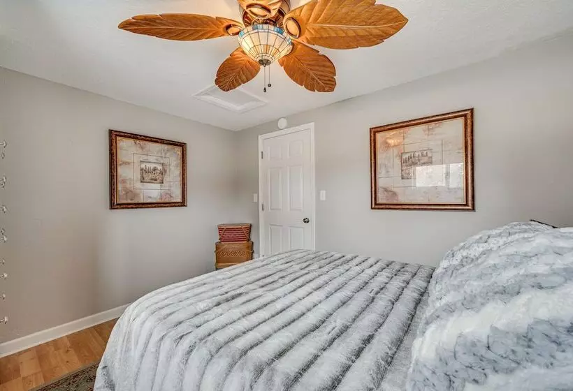 Cozy Nampa Escape W/ Fireplace + Smart Tv!