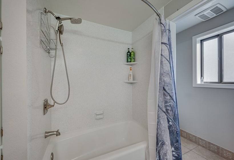 Cozy Nampa Escape W/ Fireplace + Smart Tv!