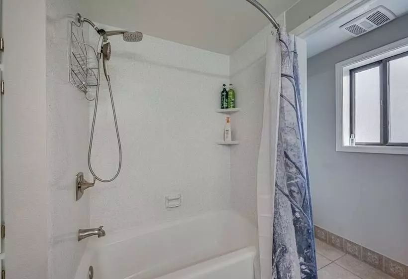 Cozy Nampa Escape W/ Fireplace + Smart Tv!