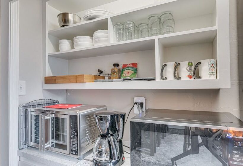 Cozy Nampa Escape W/ Fireplace + Smart Tv!