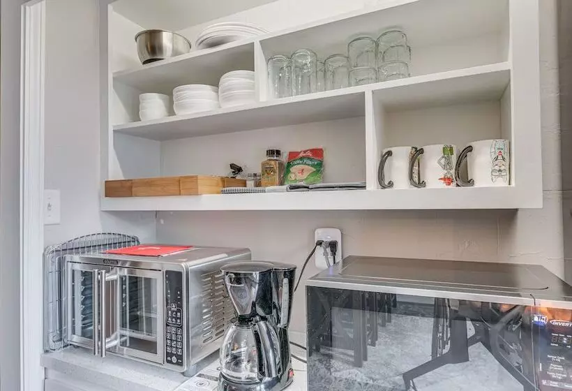 Cozy Nampa Escape W/ Fireplace + Smart Tv!