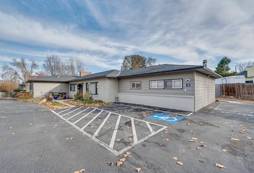 Cozy Nampa Escape W/ Fireplace + Smart Tv!