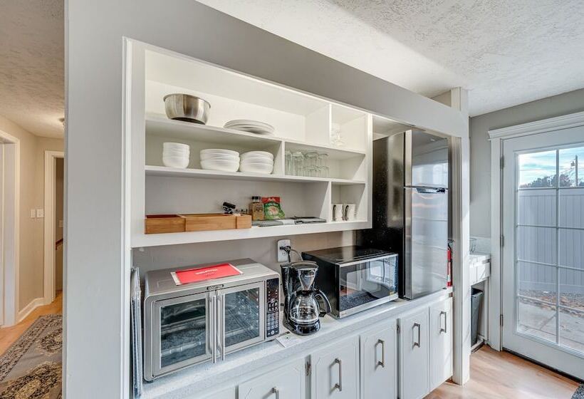 Cozy Nampa Escape W/ Fireplace + Smart Tv!