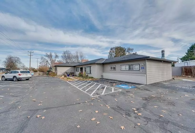 Cozy Nampa Escape W/ Fireplace + Smart Tv!