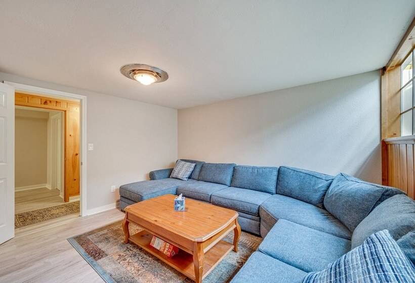 Cozy Nampa Escape W/ Fireplace + Smart Tv!