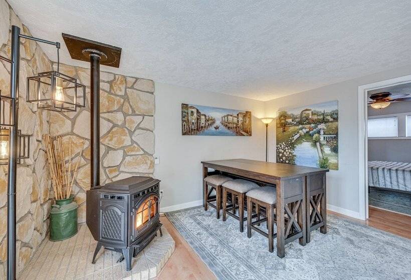 Cozy Nampa Escape W/ Fireplace + Smart Tv!