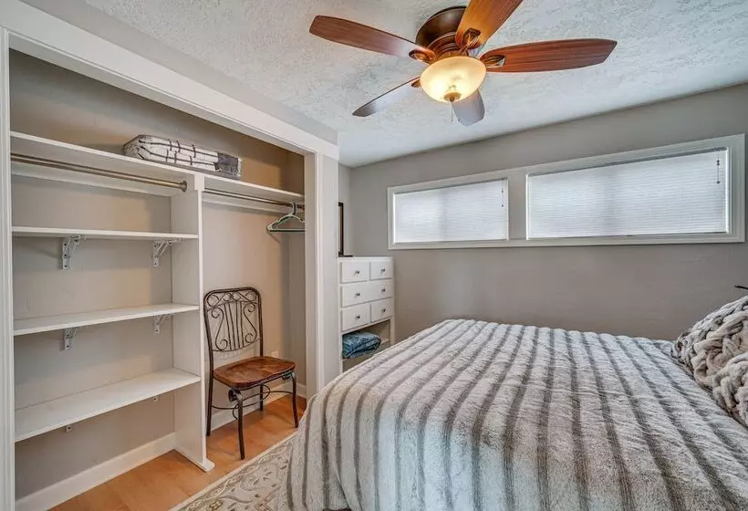 Cozy Nampa Escape W/ Fireplace + Smart Tv!