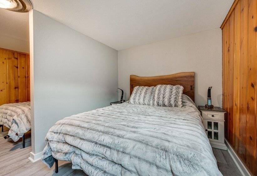 Cozy Nampa Escape W/ Fireplace + Smart Tv!