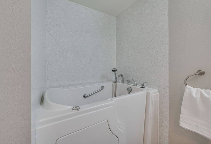 Cozy Nampa Escape W/ Fireplace + Smart Tv!