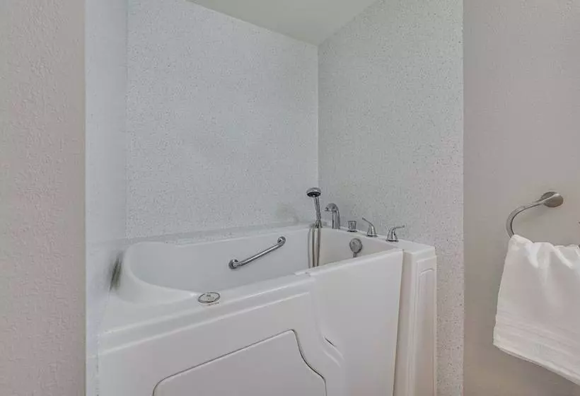 Cozy Nampa Escape W/ Fireplace + Smart Tv!