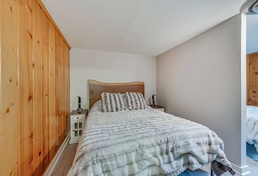 Cozy Nampa Escape W/ Fireplace + Smart Tv!