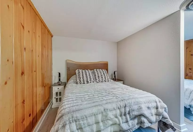 Cozy Nampa Escape W/ Fireplace + Smart Tv!