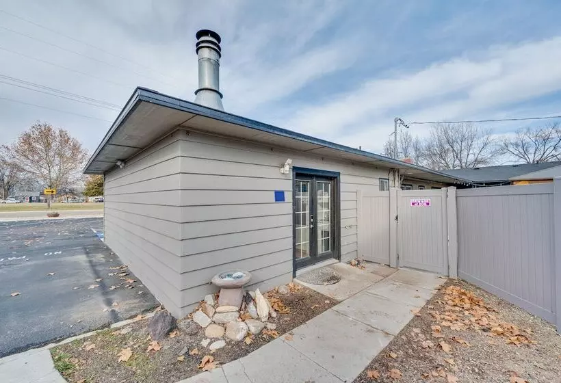 Cozy Nampa Escape W/ Fireplace + Smart Tv!