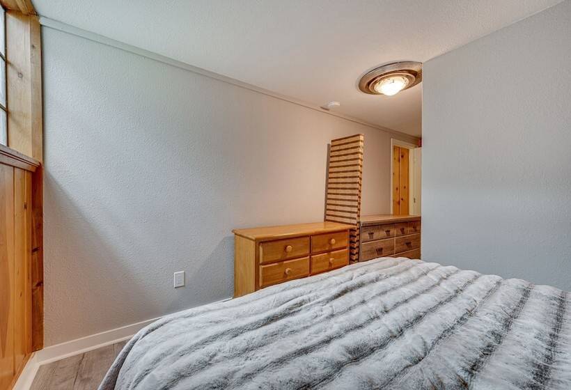 Cozy Nampa Escape W/ Fireplace + Smart Tv!