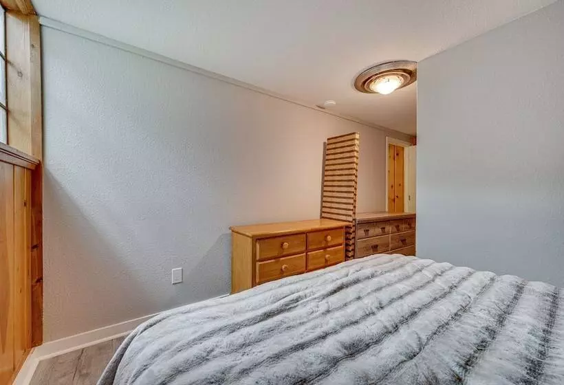 Cozy Nampa Escape W/ Fireplace + Smart Tv!