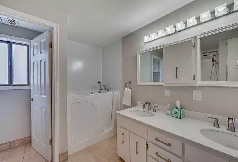 Cozy Nampa Escape W/ Fireplace + Smart Tv!