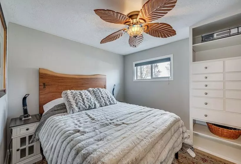 Cozy Nampa Escape W/ Fireplace + Smart Tv!