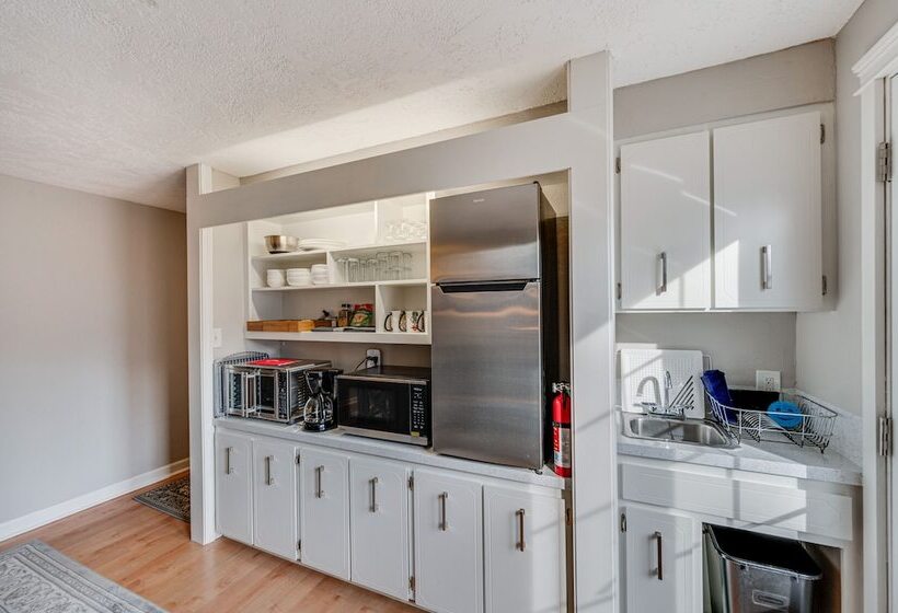 Cozy Nampa Escape W/ Fireplace + Smart Tv!