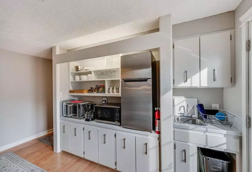 Cozy Nampa Escape W/ Fireplace + Smart Tv!