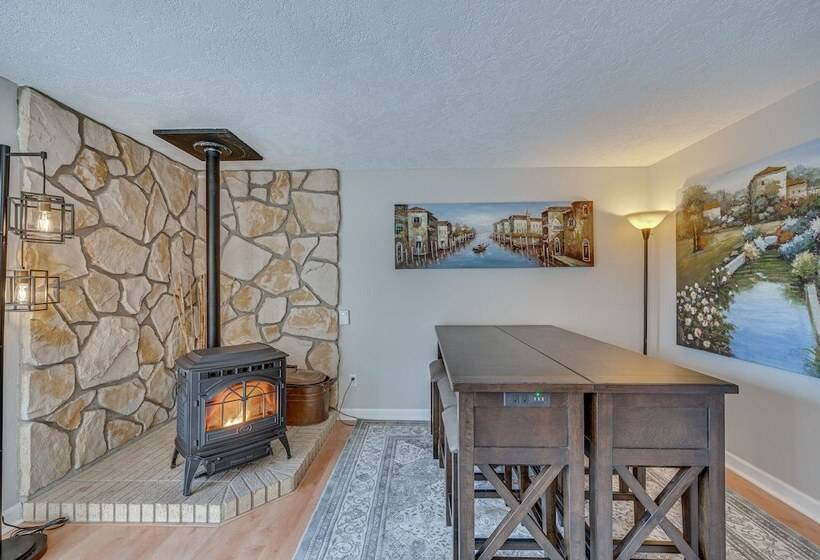 Cozy Nampa Escape W/ Fireplace + Smart Tv!