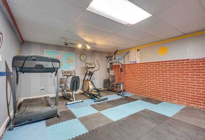 Elegant Pataskala Home W/ Hot Tub & Fire Pit!