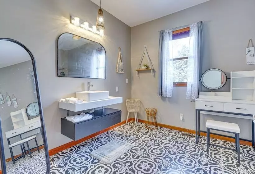 Elegant Pataskala Home W/ Hot Tub & Fire Pit!