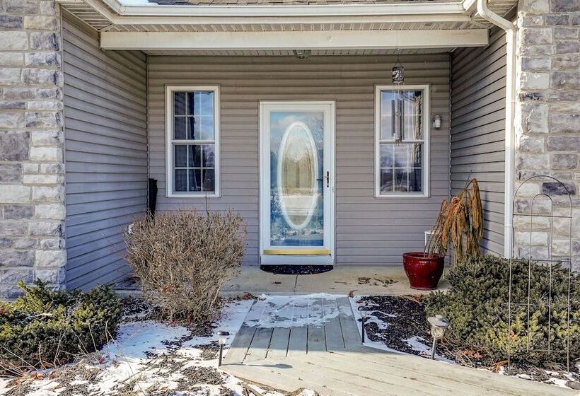 Elegant Pataskala Home W/ Hot Tub & Fire Pit!