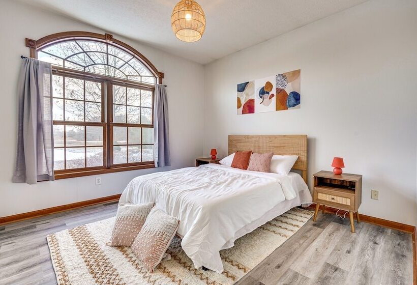 Elegant Pataskala Home W/ Hot Tub & Fire Pit!