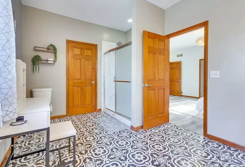 Elegant Pataskala Home W/ Hot Tub & Fire Pit!