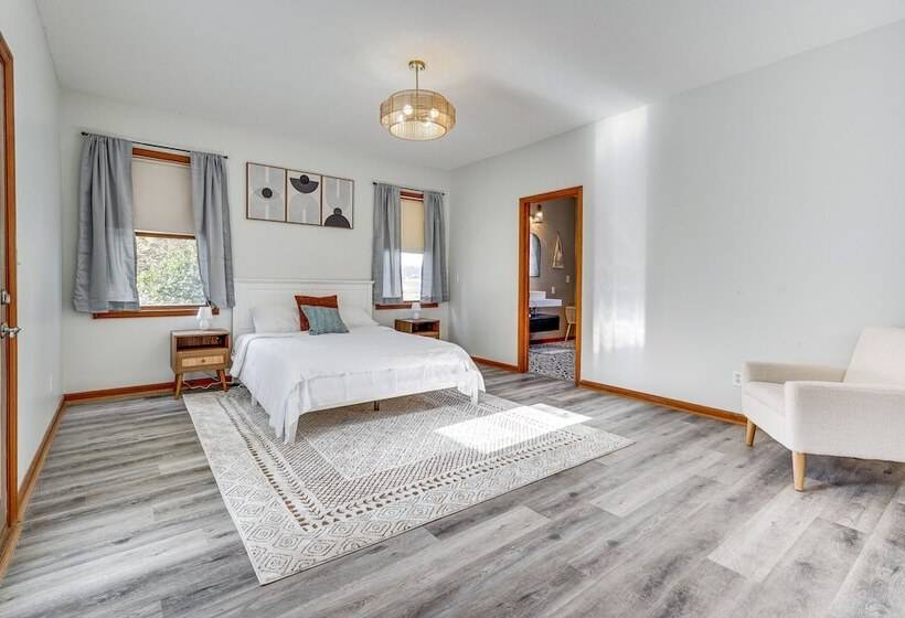 Elegant Pataskala Home W/ Hot Tub & Fire Pit!