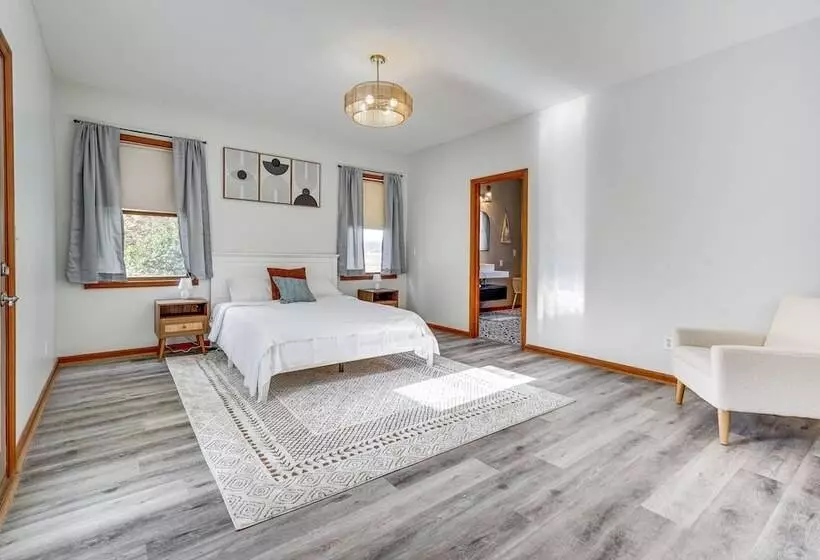 Elegant Pataskala Home W/ Hot Tub & Fire Pit!