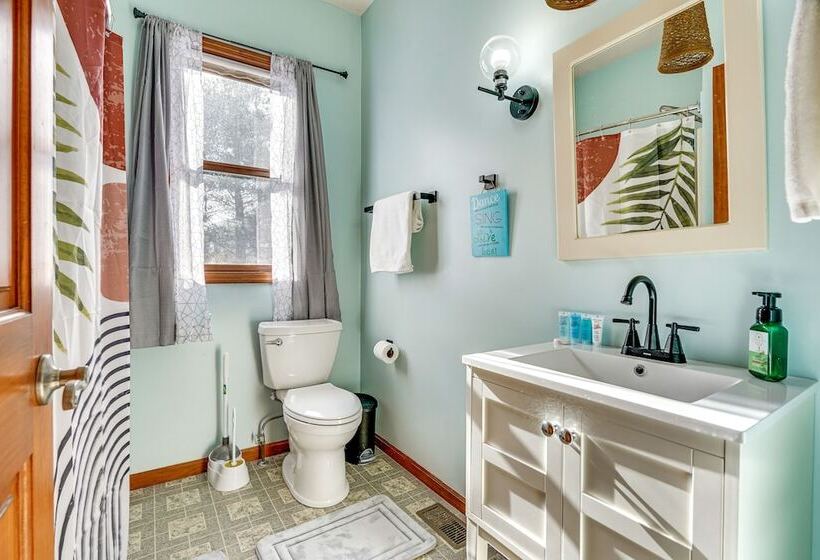 Elegant Pataskala Home W/ Hot Tub & Fire Pit!