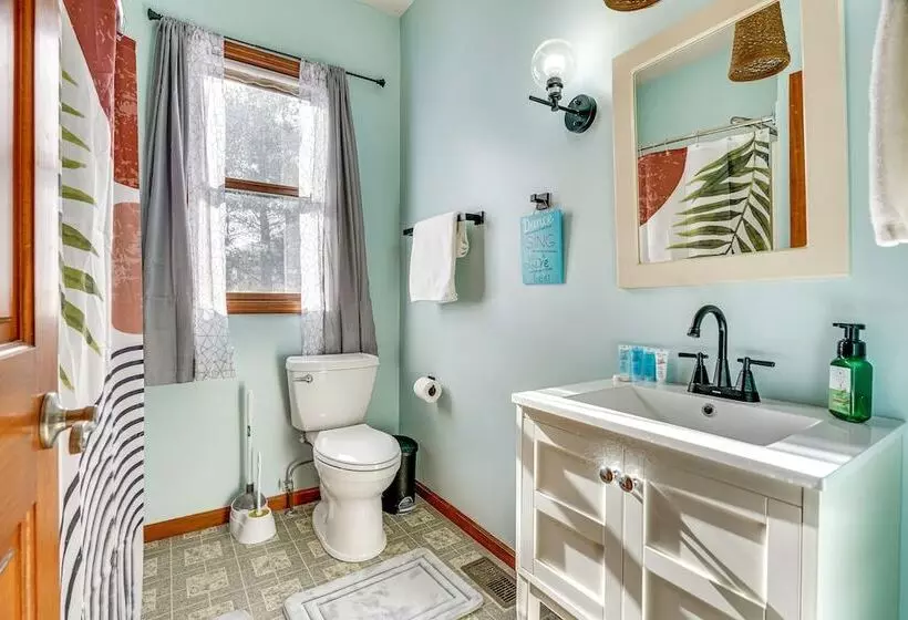 Elegant Pataskala Home W/ Hot Tub & Fire Pit!